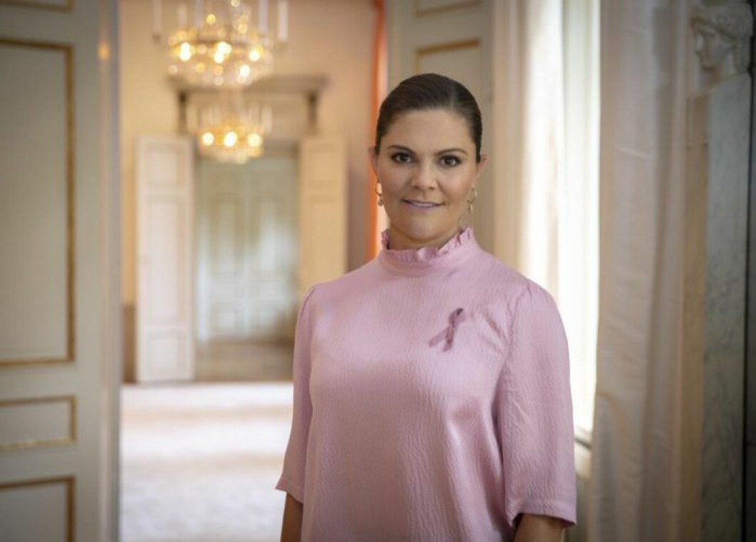 Kronprinsessan Victoria bär årets Rosa Band hemma på Haga. Kronprinsessan Victoria i klädd rosa bandet 2020.