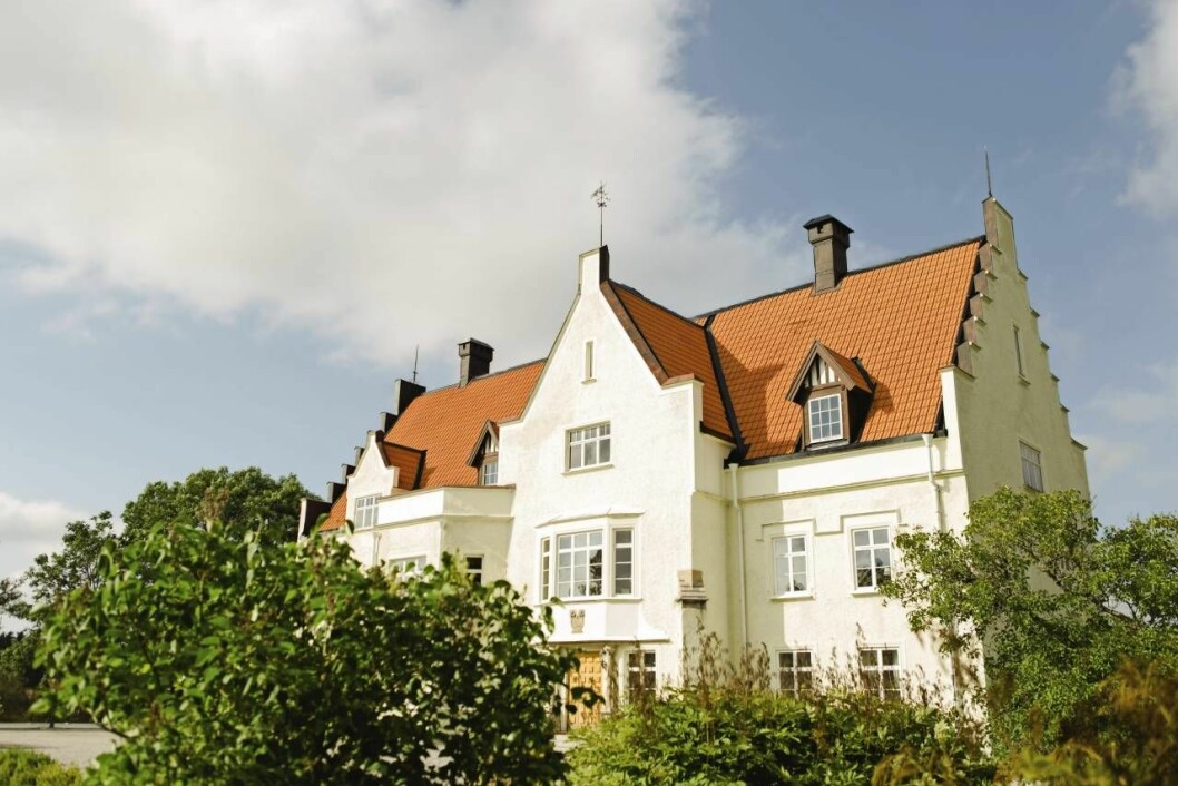 När Signe var två år köpte familjen godset Vidbynäs i Sörmland. Några år senare gick pappan i konkurs. I dag drivs gården som ett hotell. Godset Vidbynäs i Sörmland