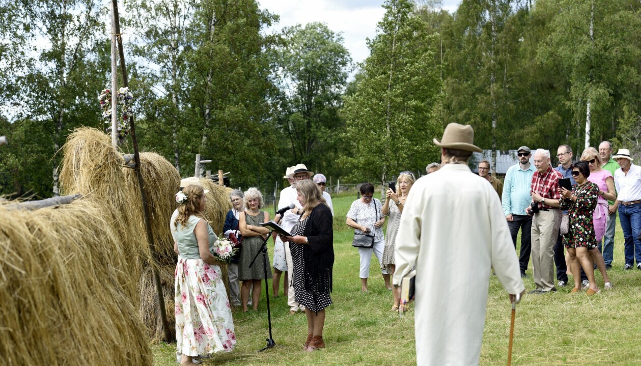 Inför hundratalet bröllopsgäster blev Annabritta och Mats hustru och man. Foto: Eric Bengsson. Vigseln i grönskan inför 100-talet gäster.