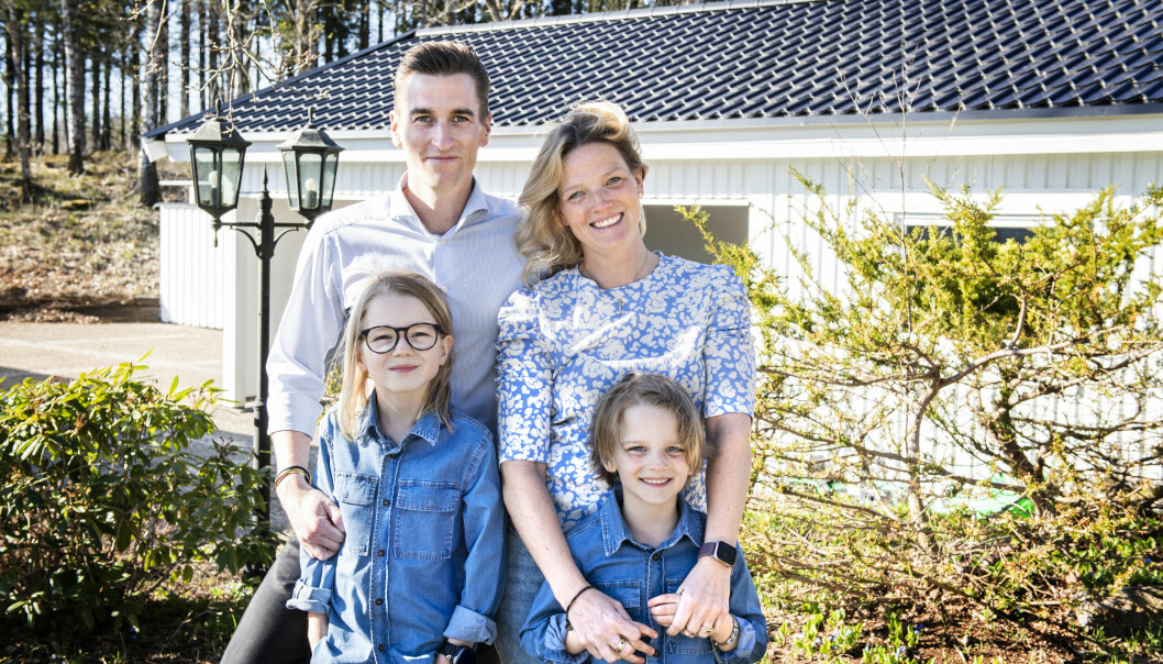 Hela familjen Radell är glad att Olle är utskriven från sjukhuset och att vardagen så långt det är möjligt har återgått till det normala. Familjen Radell – pappa Viktor, mamma Lina, storebror Olle och lillebror Eric – framför sitt vitmålade hus i Värnamo.