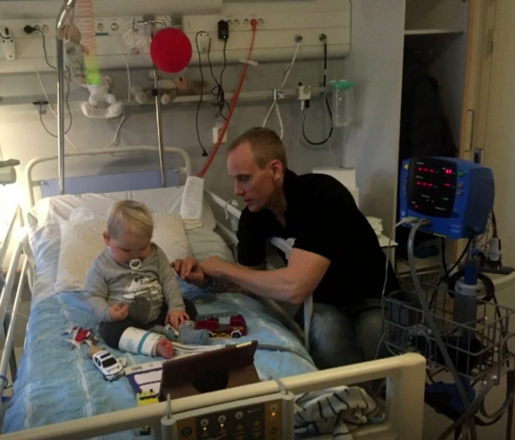 Vincent tillsammans med pappa Ludvig på sjukhuset.