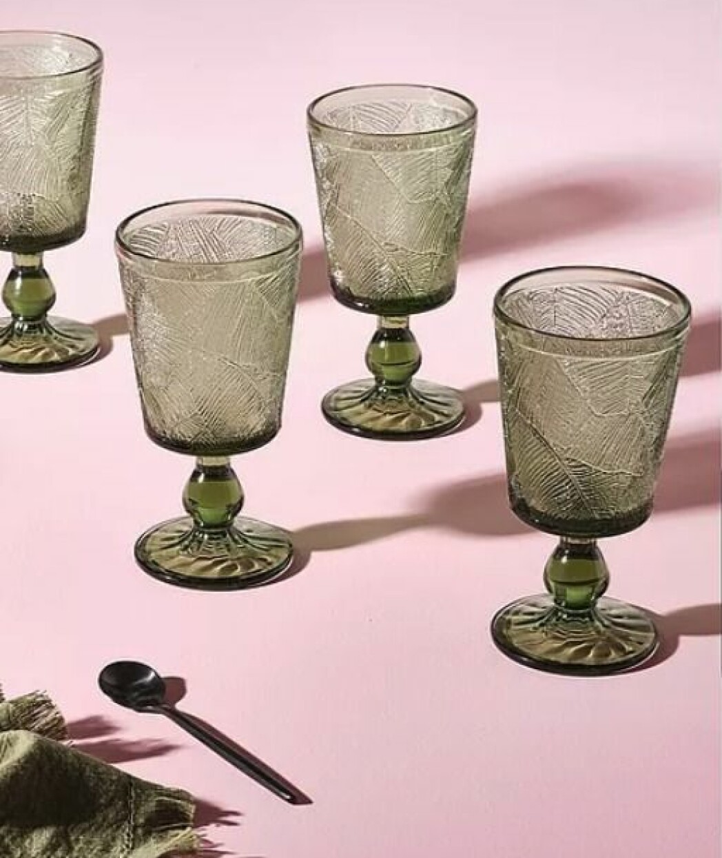 Vinglas i grönt glas med räfflad yta.