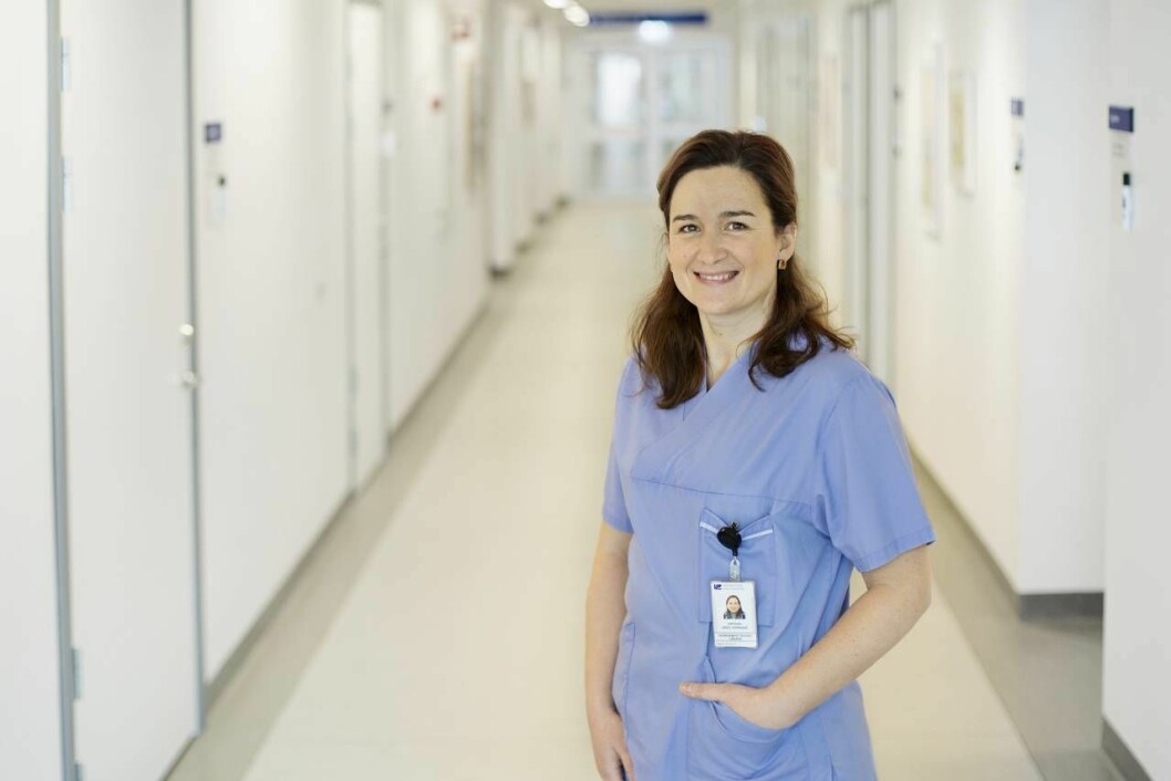 Virginia Zazo Hernanz är dermatolog vid Hudkliniken Norrlands universitetssjukhus. Virginia Zazo Hernanz, dermatolog, fotograferad i sjukhusmiljö.