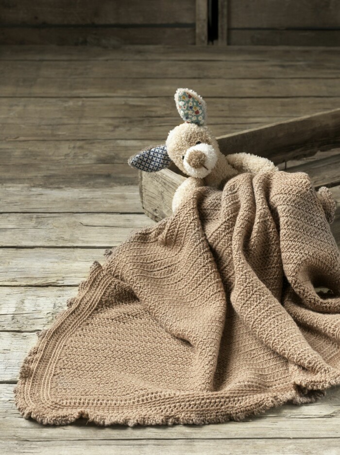 Den helt fyrkantiga babyfilten är virkad med vackert fiskbensmönster och har en söt kant runt om. Du virkar den med virknål nr 4. Garnkostnad ca 500 kr. Den helt fyrkantiga babyfilten är virkad med vackert fiskbensmönster och har en söt kant runt om. Du virkar den med virknål nr 4. Garnkostnad ca 500 kr.