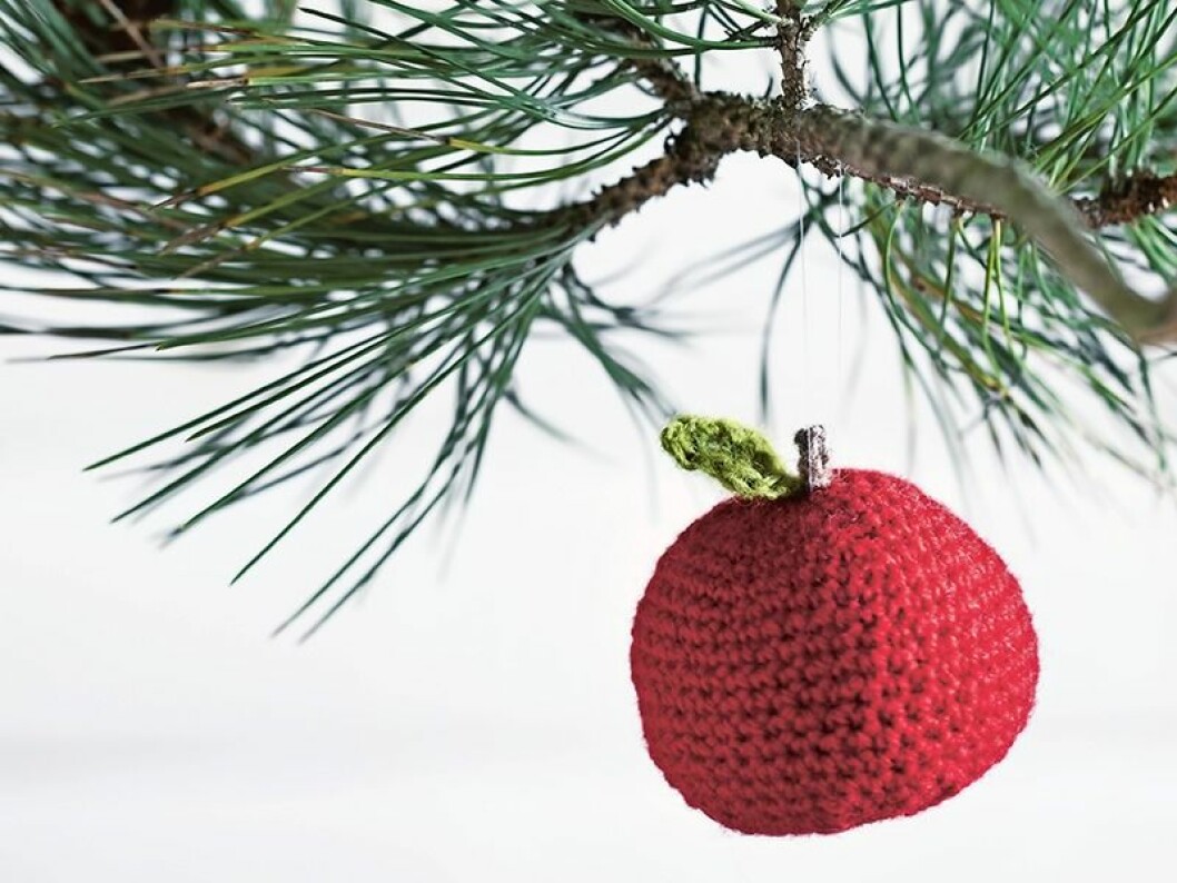 Virka ett fint äpple som julgranspyssel.