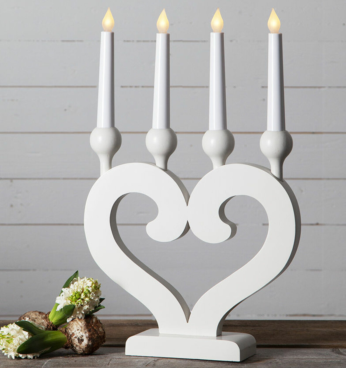 Vit adventssljusstake i form av ett hjärta.