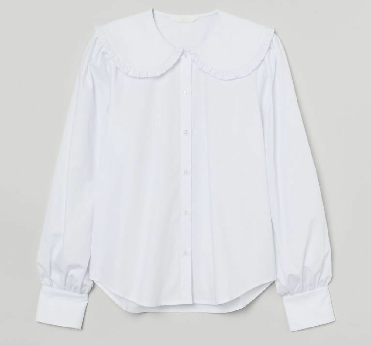 Vit blus med volang från H&M som passar kronprinsessans vardagsstil.
