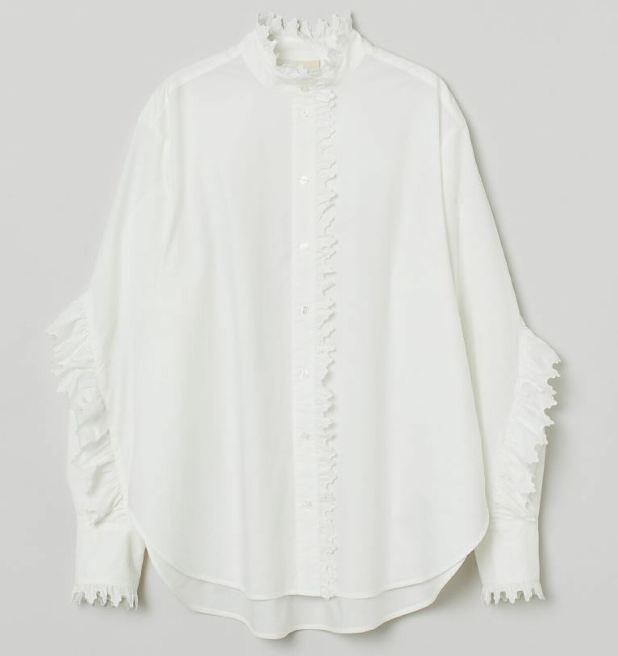 Vit blus med volang.