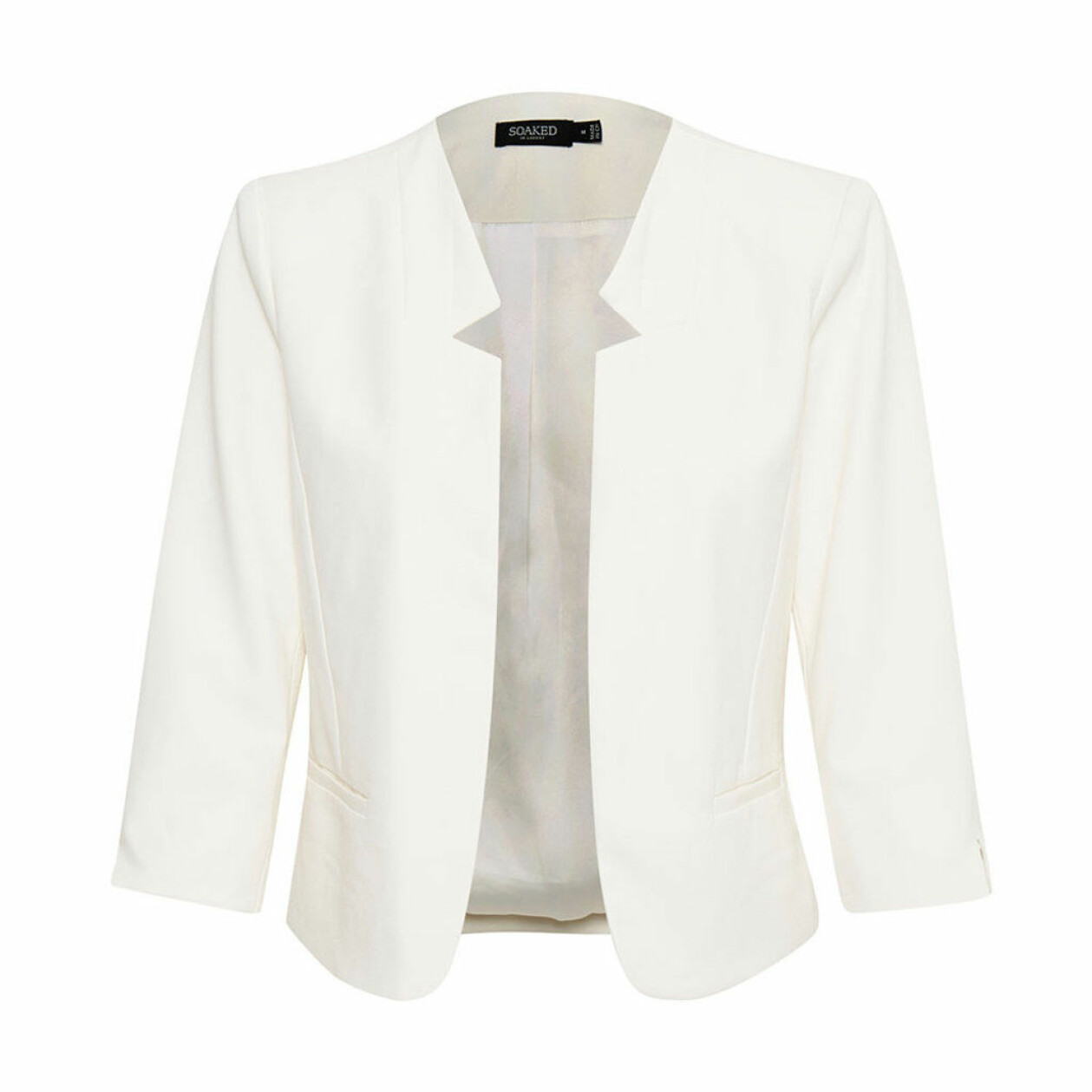Vit kavaj från Soaked In Luxury<a target="_blank" href="https://in.ahlens.se/t/t?a=1136856392&as=1219652846&t=2&tk=1&url=https://www.ahlens.se/Mode/jackor/kavajer-570598/soaked-in-luxury-sllena-blazer-vit-91129947/"> köper du här.</a>