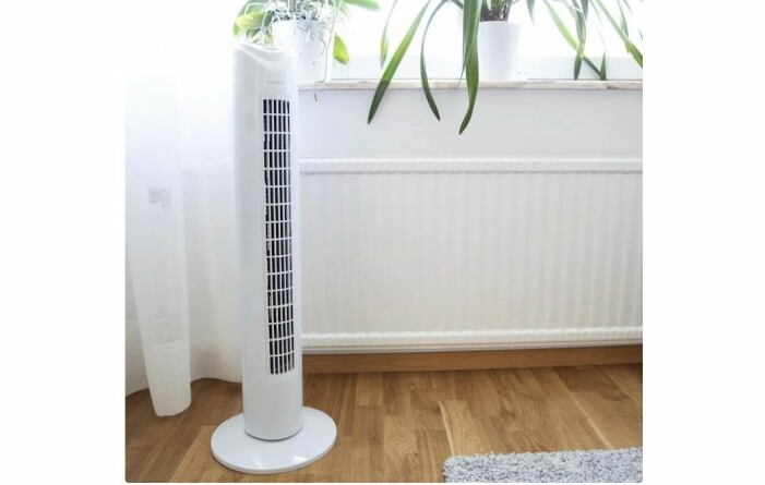 Vit luftkylare som står på golvet.