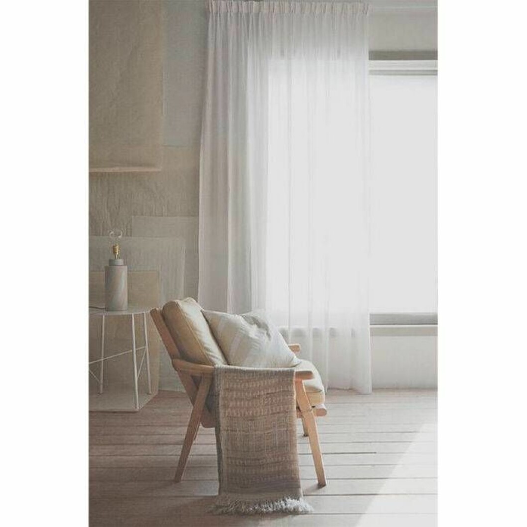 Vita veckband i halvlinne från Ellos Home. <a href="http://www.awin1.com/cread.php?awinaffid=439053&awinmid=8905&clickref=gardiner&p=https%3A%2F%2Fwww.ellos.se%2Fmimou%2Fgardin-wicklow-dubbel-bredd%2F1504332-01" target="_blank" rel="noopener">Här kan du läsa mer och köpa dem</a>. Vita veckbandsgardiner