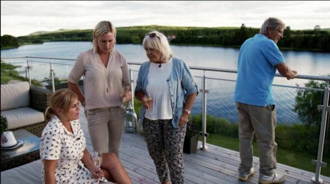 Pernilla Wahlgren med svägerskan Michaela Wahlgren, Christina Schollin och Hans Wahlgren i huset vid Dalälven. Bild: Kanal5 ”Wahlgrens värld” besöker Peter Wahlgren i Dalarna