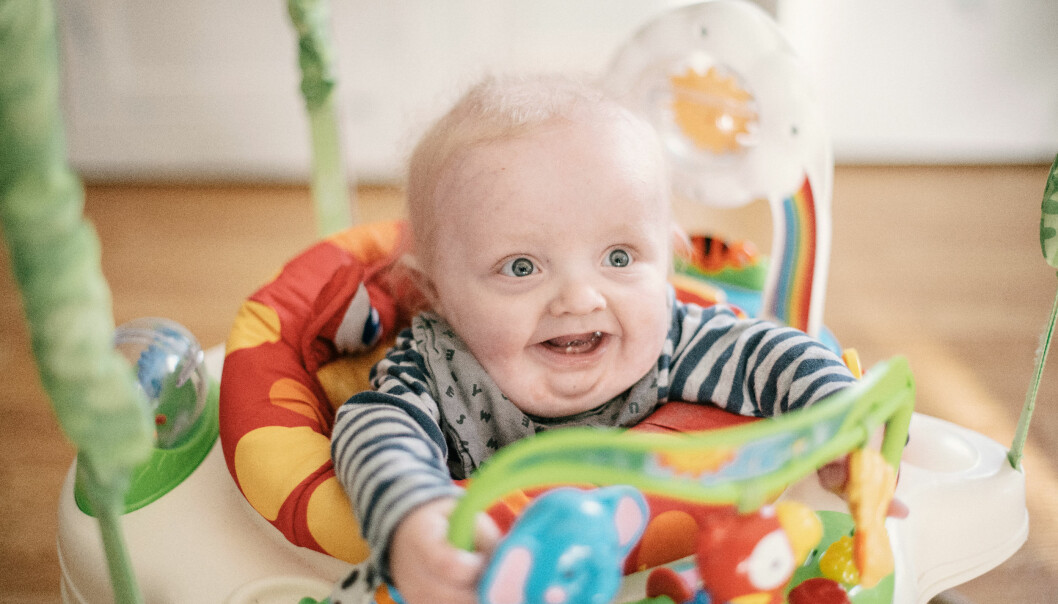 Lille Walder fick en otroligt tuff start i livet, men har nu fått komma hem till resten av familjen. Walder Johansson i sin gåstol hemma i Husum.