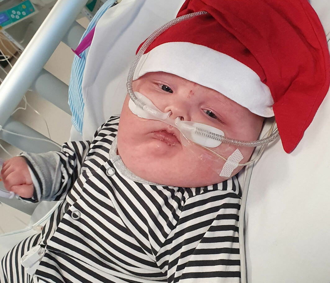 En liten tomtenisse firar sin första jul. Walder Johansson som jultomte på sjukhuset.