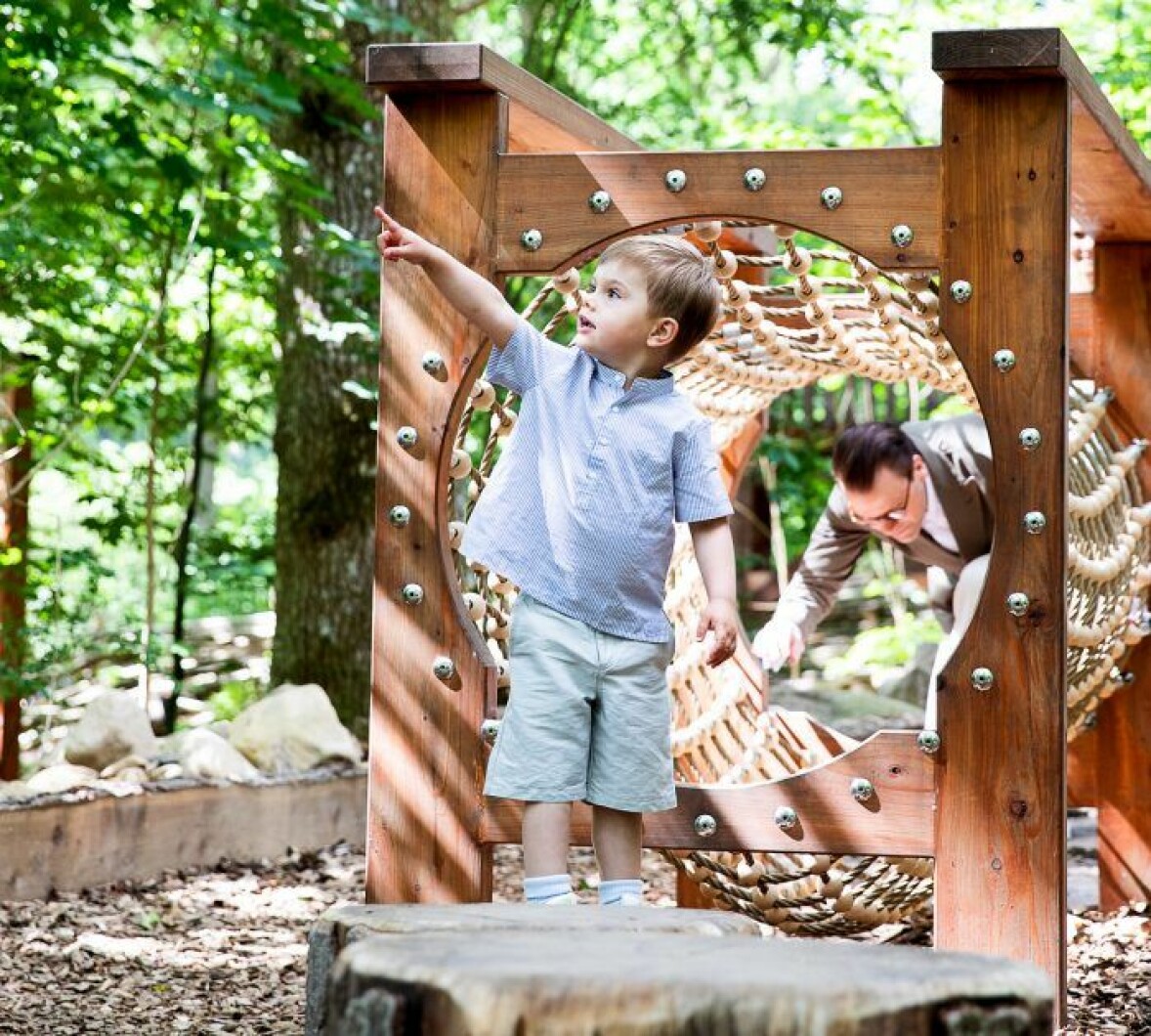 Oscar lekte loss ordentligt, Daniel och Victoria hade fullt sjå att hänga med! Prins Oscar leker på en lekplats i skogen.