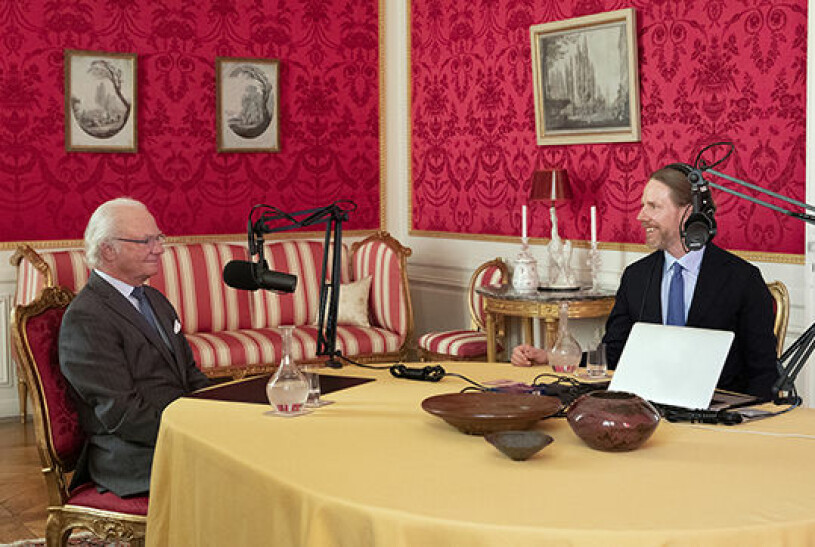 Kungen poddar med Kristoffer Triumf. Intervjun spelades in i Prinsessan Sibyllas våning på Kungliga slottet i förra veckan.