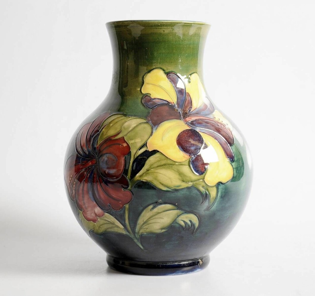 Den här vackra Moocroft-vasen från 1900-talets första hälft klubbades för 1 850 kr (1 500) hos Halmstads Auktionskammare 2018. Höjden är 32 cm. Moocroft-vase från 1900-talets första hälft