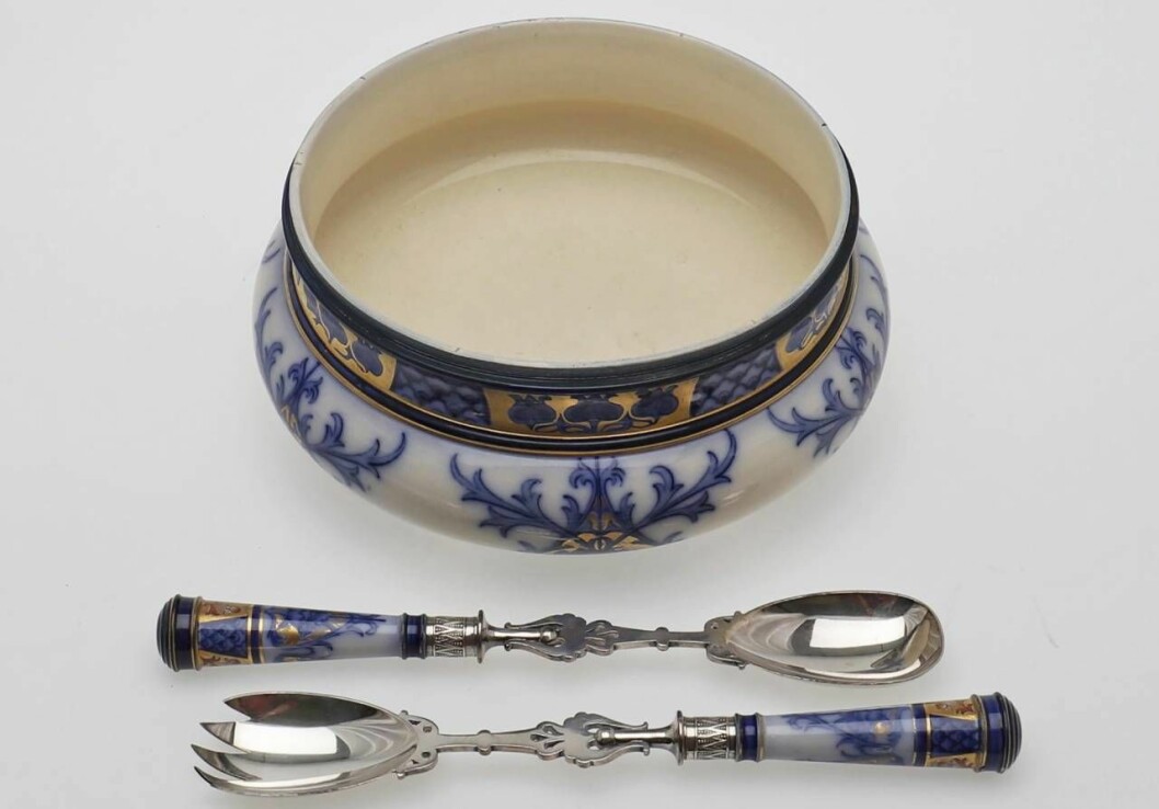 Tidig design. Keramikskålen, Aurelian ware, med en diameter på 25,5 cm designade William Moorcroft under sin tid hos James Macintyre & Co. Den och salladsbesticken fick ett högsta bud på bara 290 kr (696) hos Dreweatts Online genom auctinet.com 2018. Keramikskålen, Aurelian ware, med en diameter på 25,5 cm designade William Moorcroft under sin tid hos James Macintyre & Co.