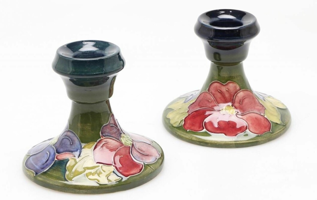 I gott skick. Moorcrofts 8,5 cm höga ljusstakar i flintgods från första hälften av 1900-talet gick under klubban hos Garpenhus Auktioner tidigare i år. Vinnande bud blev 600 kr (500). Moorcrofts 8,5 cm höga ljusstakar i flintgods från första hälften av 1900-talet