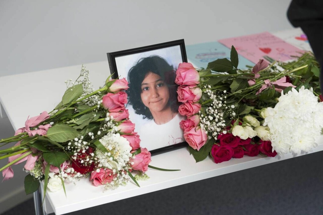 Yara misshandlades svårt och avled av sina skador. Bild på Yara med blommor runt om