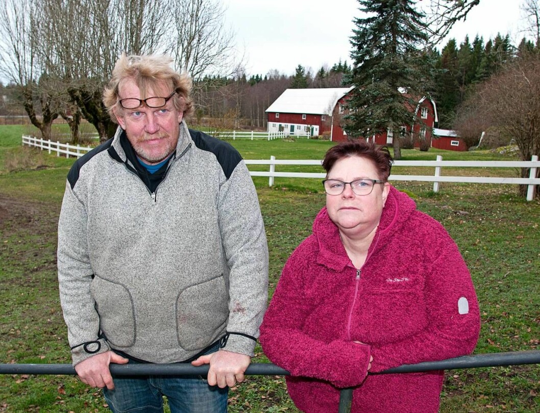 Föräldrarna Björn och Ylva lärde sig att leva med ständig oro men trodde ändå att allt skulle gå bra. Foto: Jan-Erik Ejenstam Björn och Ylva i en hästhage