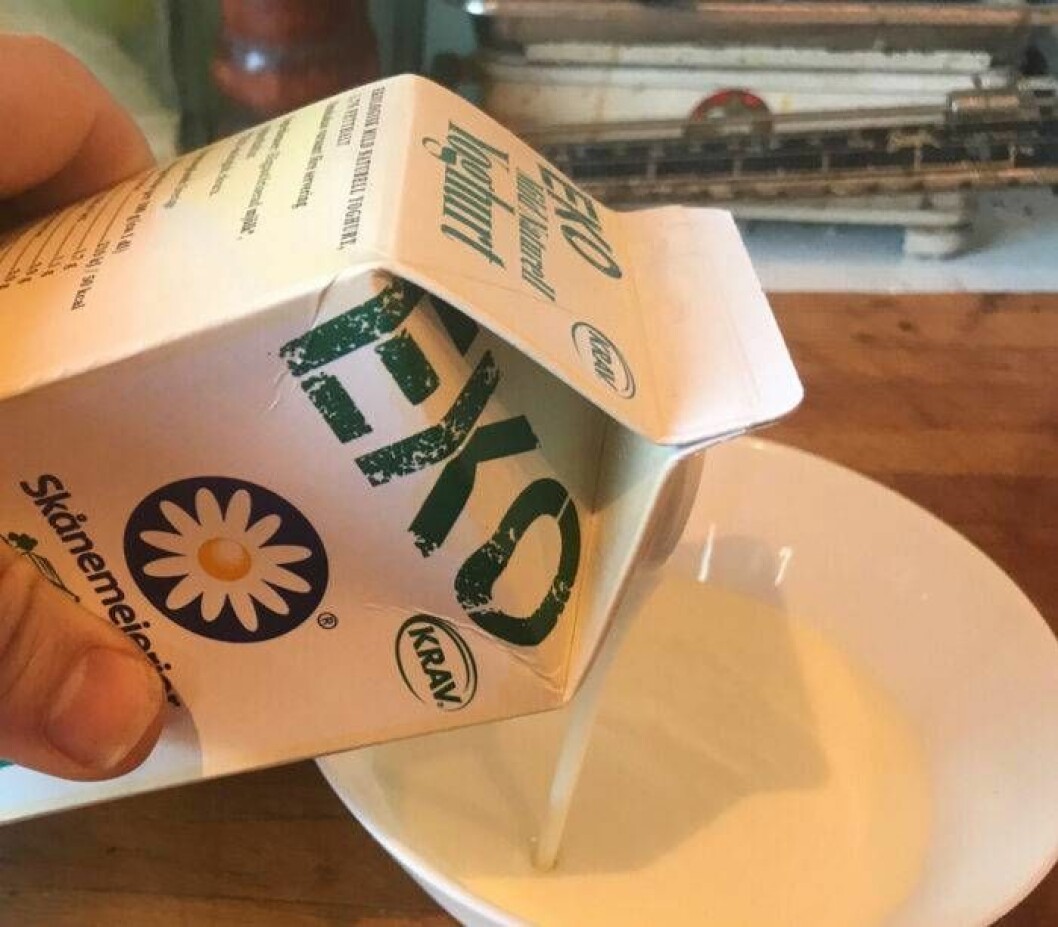 Yoghurten förpackas smidigt i tetra med kork. Men de sista skvättarna kan vara en utmaning att få ur. Foto: Henrik Högström Få ut det sista ur Yoghurt-förpckningen