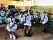 Barnen på en skola i Sri Lanka sitter med gåvopåsar i knät. Alla bär munskydd.