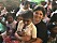 Yolanda har en pojke i knät där hon sitter med en massa barn på en skola i Sri Lanka.