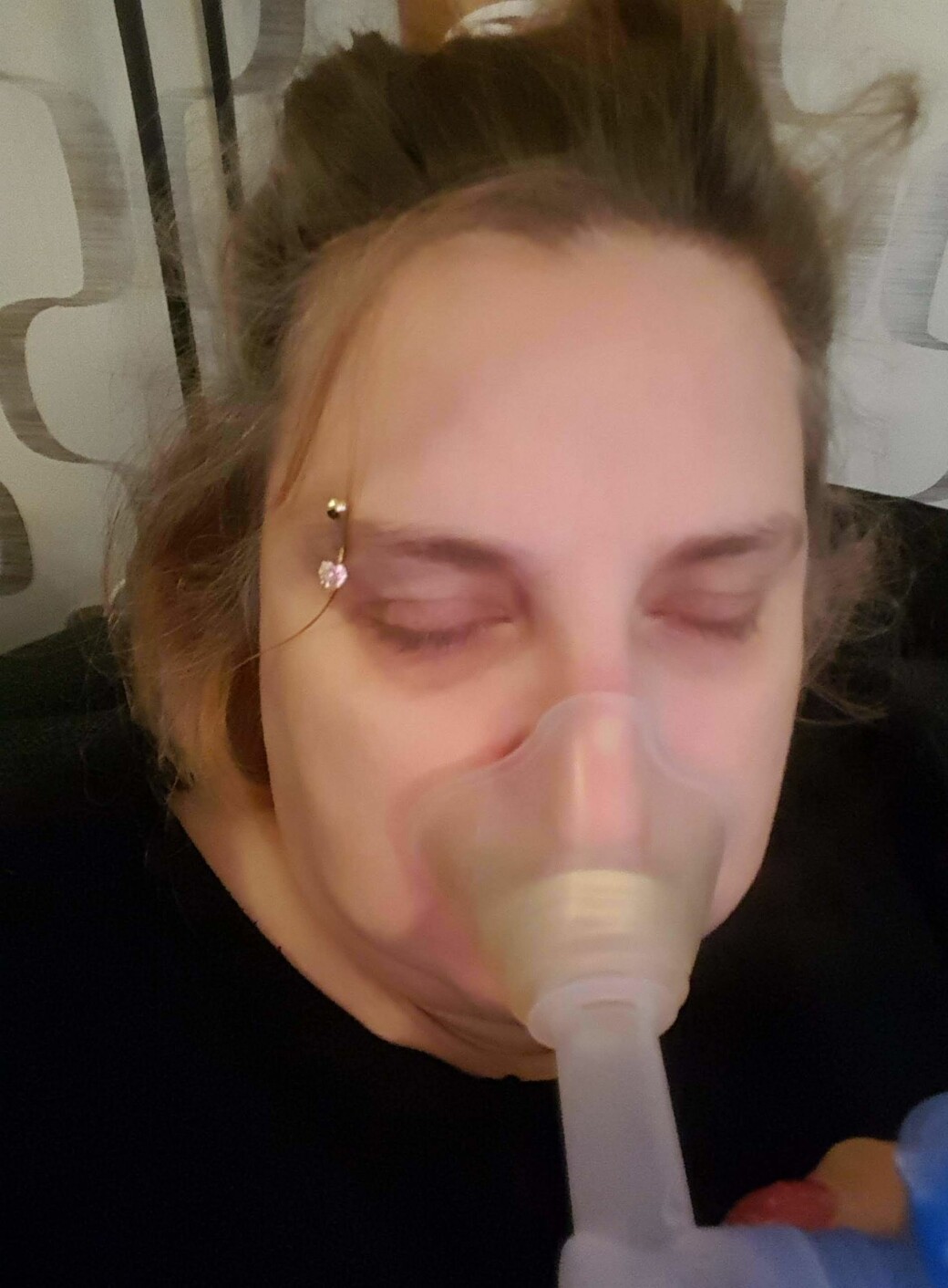 Andningsmaskinen har varit Yvettes räddning när det varit som värst. Yvette Lissman har långtidscovid och använder här en maskin som hjälper henne med andningen.