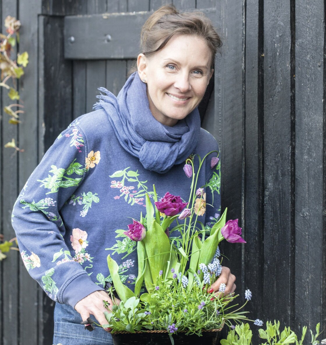 Yvette Löfberg från Löberöd i Skåne gillar att göra fina arrangemang med vårblommor. Yvette Löfberg visar hur du gör arrangemang med vårblommor.