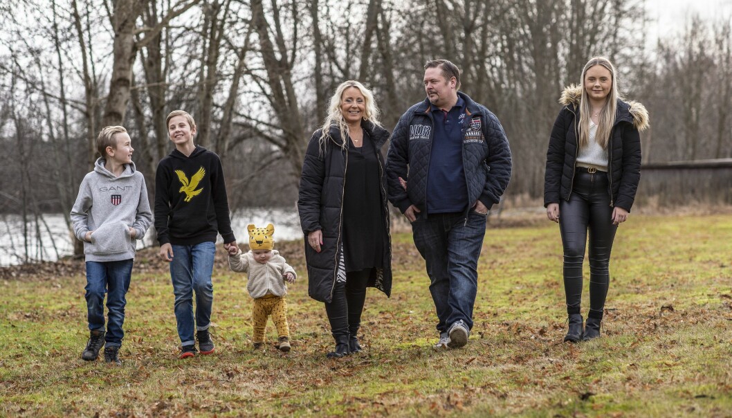 ”Jag fick tre minuter på mig att säga hej då till allihop”, säger Zandra. Det var bråttom när hon skulle opereras. Nu njuter hon av att vara tillsammans med familjen igen. Från vänster: Milian, Tristan, Mio, Zandra, Rickard och Tindra. Foto: Jeanette Dahlström Zandra Ekberg med familjen. Från vänster: Milian, Tristan, Mio, Zandra, Rickard och Tindra.