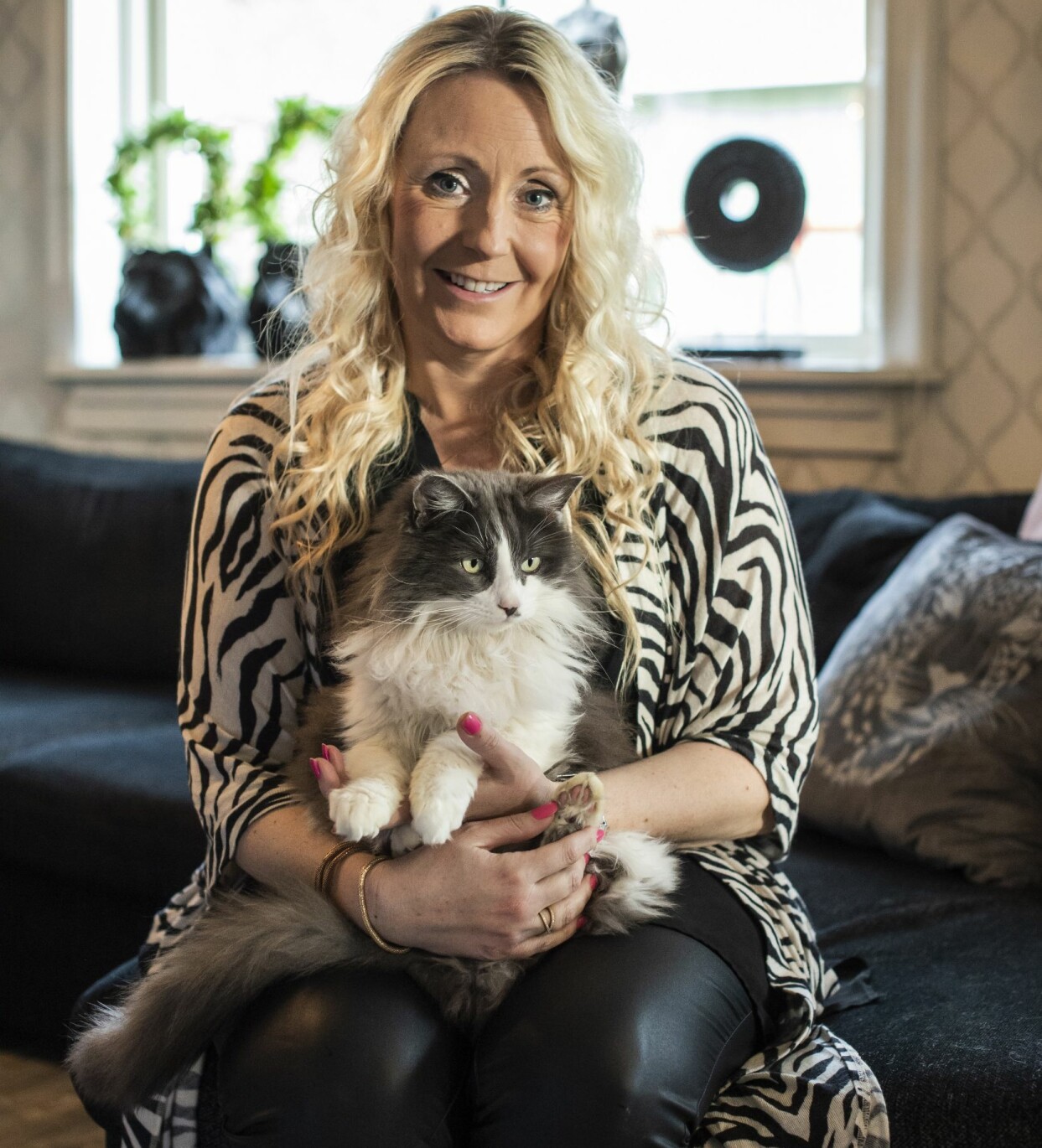 ”Jag är tacksam för att jag lever och uppskattar livet på ett annat sätt”, säger Zandra som tycker att det viktigaste är vardagen med nära och kära. Här med katten Texas. Foto: Jeanette Dahlström Zandra Ekberg med katten Texas.