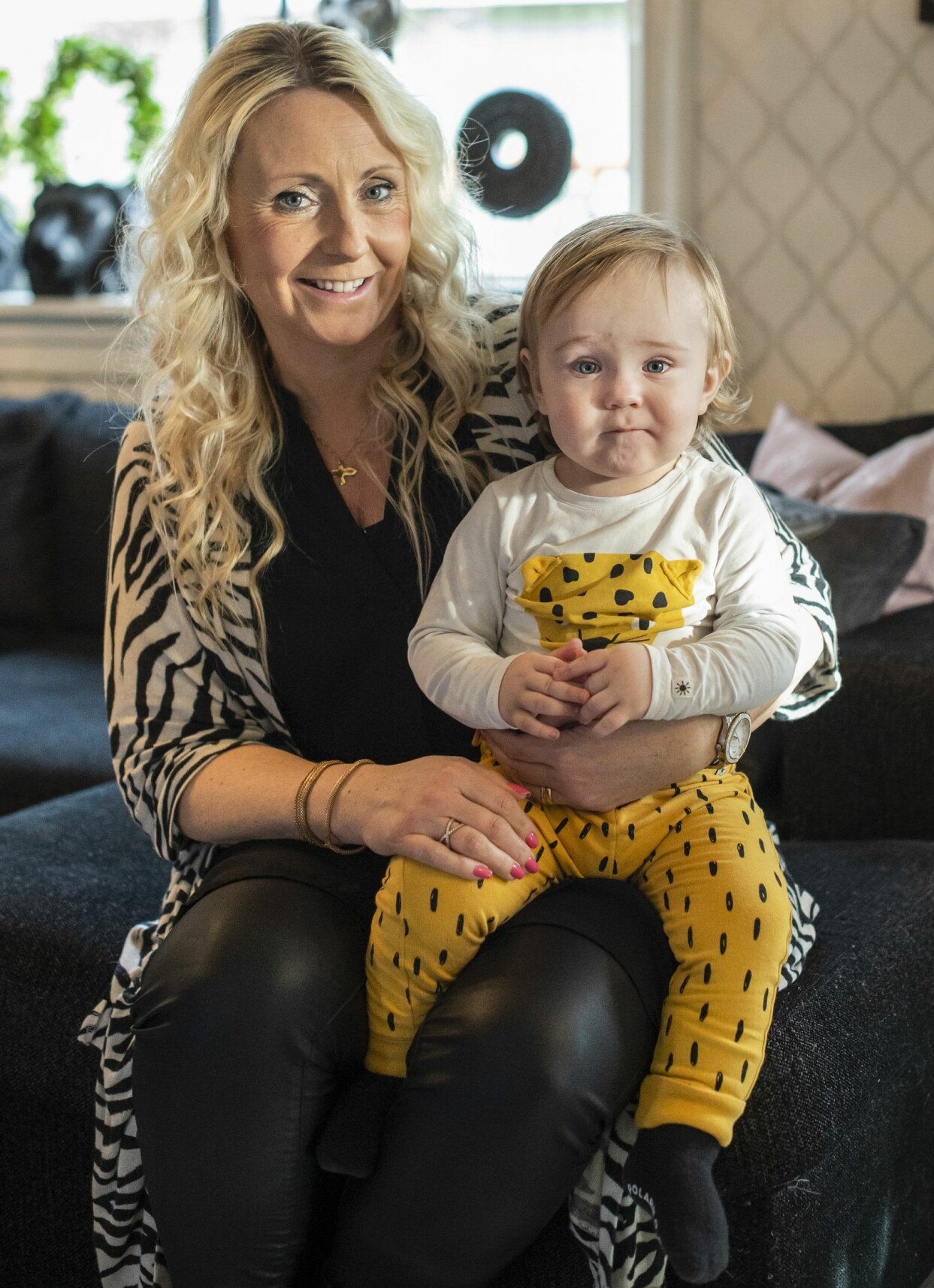 Zandra var nybliven mamma till Mio när hon blev hon sjuk. Den första tiden efter operationen orkade hon inte ta hand om honom som hon hade velat. Foto: Jeanette Dahlström Zandra Ekberg med sonen Mio. När han var nyfödd drabbades hon av aortadissektion.