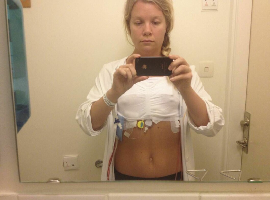 Bröstoperationen var omfattande, men gick bra. Foto: Privat Zandra fotar sig själv innan en operation