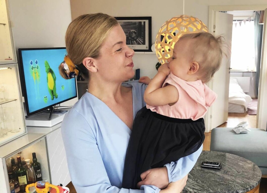 Zandra opererade bort sina bröst – för att fortsätta finnas för Leonie. Foto: Privat Zandra myser med dottern