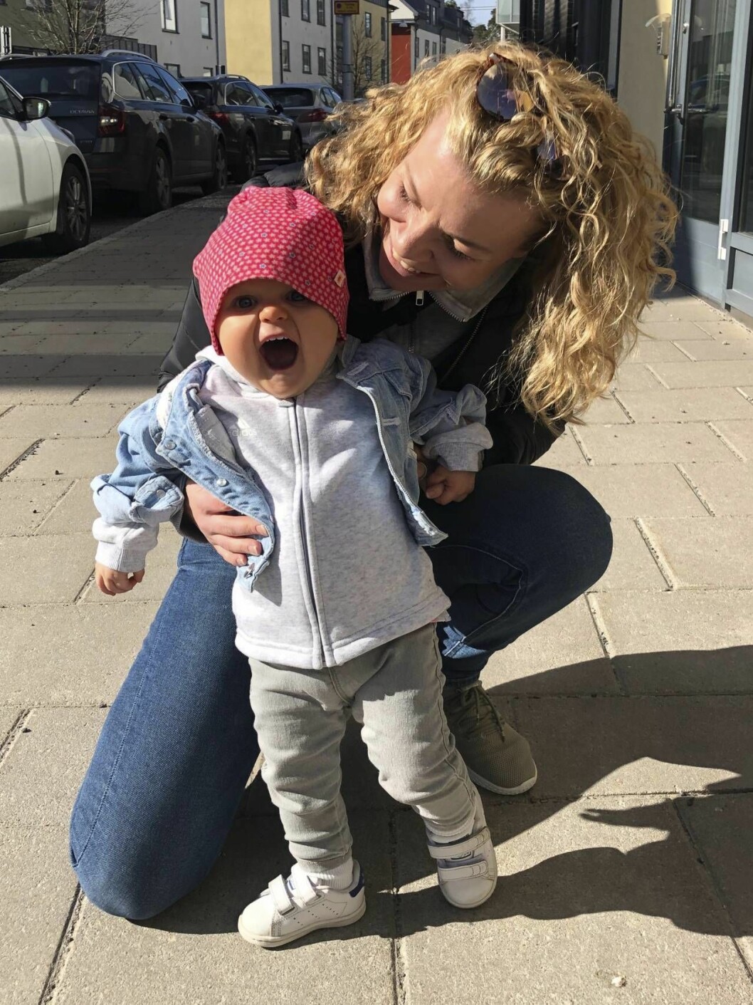 Leonie beskrivs som en glad och bestämd liten tjej. Foto: Privat Zandra och dottern Leonie