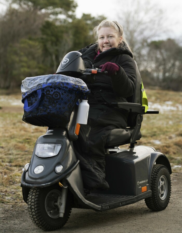 ”Eftersom jag blivit förtidspensionär var det volontärarbete. Jag ville absolut inte bara sitta hemma”, säger hon. Zanna på sin vespa.
