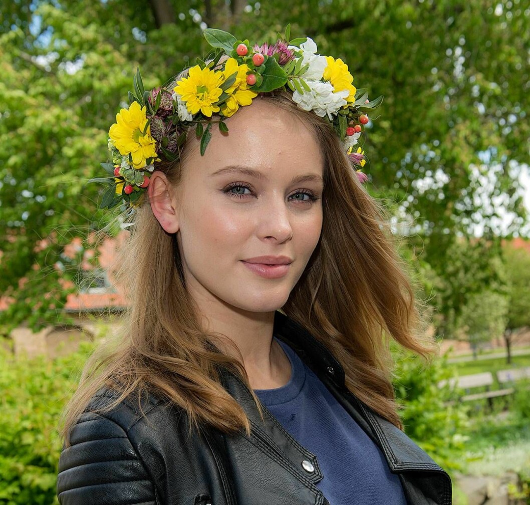 Zara Larsson var bara 17 år när hon sommarpratade. Foto: TT Zara Larsson klädd i midsommarkrans