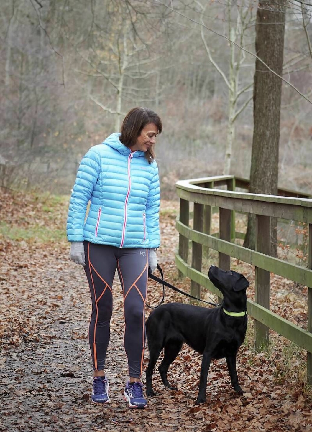 Alexandra Zazzi på promenad med sin hund