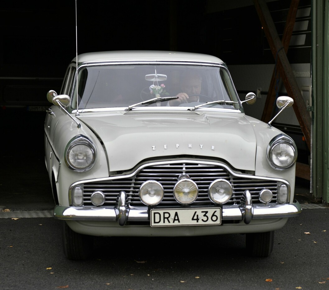 Deras Ford Zephyr har en speciell historia. Det är en exakt likadan bil som Sune hade när han var tonåring och uppvaktade Lillian. Sune Pettersson kör ut en gråbeige Ford Zephyr.