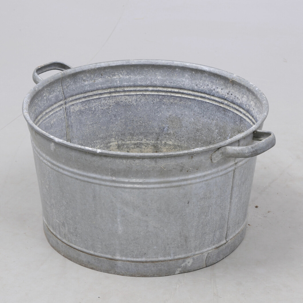 Perfekt för ett utearrangemang med en massa grönt. Den 30 cm höga zinkbaljan värderar Växjö Auktionskammare till 500 kronor. Zinkbalja.